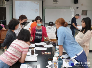 為積極充實國小雙語教學師資，新北市教育局去(109)年起率全國之先攜手國立臺北教育大學合作開辦「雙語教學學分班」