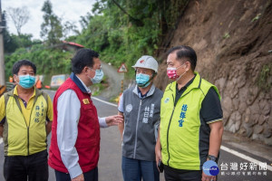 桃園市長鄭文燦視察復興區災後復原情形，感謝投入救災行列的所有人員。