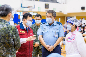 第三輪全民接種疫苗開打，桃園市長鄭文燦視察大型接種站運作情形。