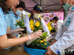 竹山鎮公所恢復領鮮週六的領花活動。（竹山公所提供）