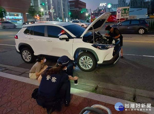 喵星人跑進汽車引擎室躲藏，為防止貓咪因引擎運轉而受傷，員警戴上手套，幾經折騰將牠安全搶救出來。