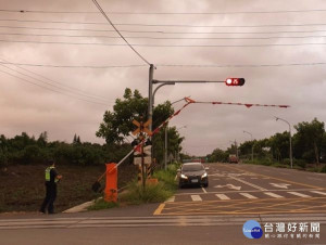 虎尾巡警發現鐵路平交道之升降桿垂落，為維護行經車輛之安全，立即連繫相關單位處置，避免憾事發生。