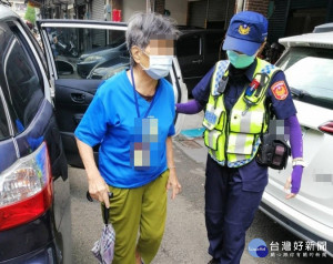 女警送婦人回家。林重鎣攝