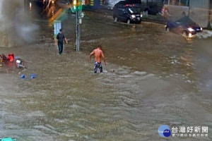 午後熱對流強降雨造成龜山區文化一路（靠近機場捷運A8站）路面積水。