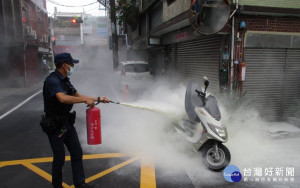 機車冒煙車主嚇傻，警急撲滅幸未釀災