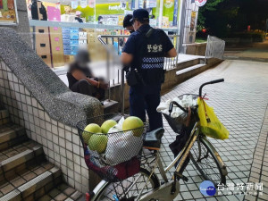 新北婦人買袖子坐錯車，龜山警方協助返家