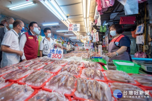 桃園市長鄭文燦前往竹圍漁港魚貨直銷中心視察防疫作為及分流情形。