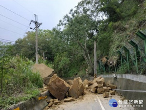 太平南國巷雨天常有落石。林重鎣翻攝