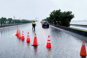 持續性降雨造成北港警分局轄區多處積水，分局動員警力隨時監控管轄之道路與橋梁水位，籲請民眾提高警覺。