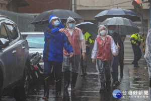 盧市長（右）在烏日林區長陪同冒雨視查水情。林重鎣攝