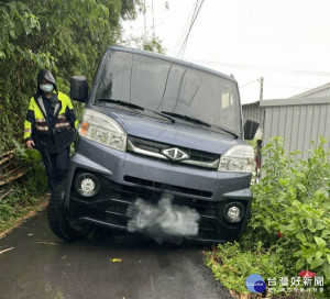 路況不熟卡坡坎，警消聯手救援脫困