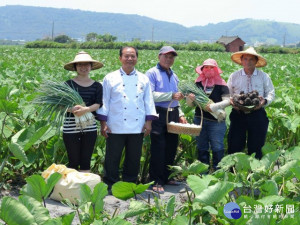 
阿聰師「沃農士食品股份有限公司」，參加「第三屆品牌金舶獎」，以優質的創作糕餅，及團隊管理，獲ESG管理績效組名列前十強，將於九月底於台北市政府接受頒獎殊榮。（記者陳榮昌攝）
