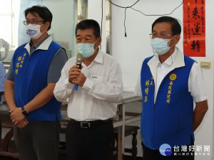 林季進董事長親自發送急難救助。（縣府提供）