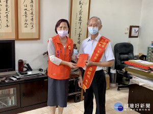 南投市長宋懷琳親自到模範父親家中致意。（市公所提供）
