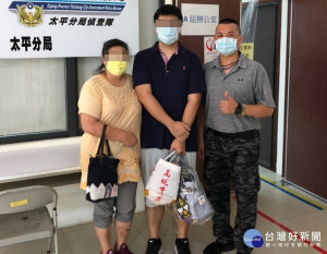 婦人領回貴重遺失物。林重鎣攝