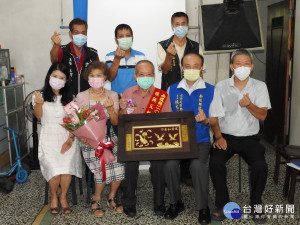 南投縣府採走動式表揚模範父親。（縣府提供）