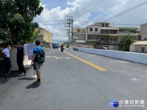 
外埔區外埔路道路狹小及視線死角，在市議員李榮鴻爭取下，市政府編列408萬拓寬完成，有益交通改善，官員與地方各界昨日到場慶祝。（記者陳榮昌攝）