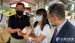 莊主委贈送首度捐血者套幣。