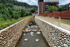 大溪區「街口溪生態水岸步道」完工後，為居民優質水環境生活。