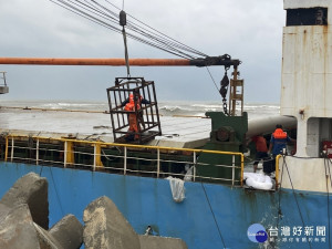 海巡人員緊急出動吊車，將船上９人救到岸上／陳致愷翻攝