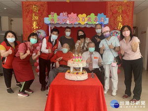 板橋榮家為曾錦及應光卿二位伯伯精心安排了簡單隆重又溫馨的百歲壽辰祝壽活動