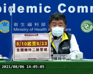 中央流行疫情指揮中心指揮官陳時中6日宣布，全國疫情警戒二級延長至8月23日。（圖／衛福部疾管署YouTube）