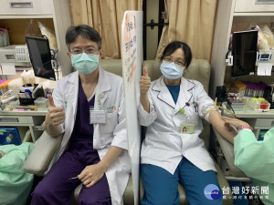 竹秀醫護同仁挽袖捐血回應對社會的感謝。（竹山秀傳提供）