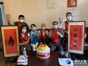 新北市榮服處林火土處長(右2)率同仁們為岑進明爺爺(中)慶賀百歲壽辰