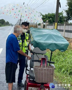 老翁駕駛電動代步車外出買午餐，返程突遇大雨，導致車子拋錨動彈不得，水林所員警及時伸援，將全身淋濕的老翁安全送返家中。