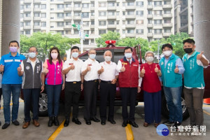 桃園市民黃水源（右5）感念3年前車禍獲得溫馨救護，捐贈災情勘查車由市長鄭文燦代表受贈。