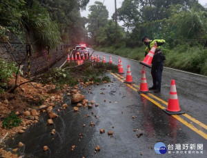 豪雨釀土石坍方，龜警執勤發現即現場交管協助路障清除降低災情

