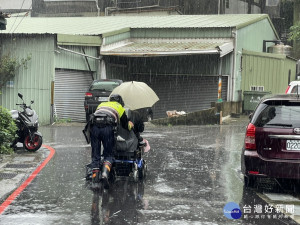 身障者電動輔助車故障、大雨困路中央，暖警冒雨助其返家

