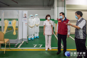 桃園市長鄭文燦在市府衛生局長王文彥陪同中，視察防疫旅館採檢站運作情形。