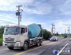 水泥預拌車停等紅燈忽然故障，卡在車道動彈不得，崙豐所巡警發現立即交管警戒，幸好一輛吊車路過伸援，警民合力協助解圍。