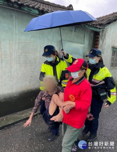 西螺女警獲報協助迷途之失智老婦，冒雨將老婦安全抱送返家，視民如親之舉深獲社區居民讚許及肯定。