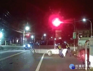 貨車突然熄火，卡在車道發不動，駕駛尷尬又無措，幸好水林所警員巡邏經過，立即挽袖協助將車推至安全處，確保用路人安全。