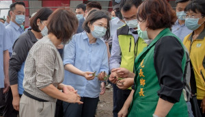 總統蔡英文9日前往嘉義及雲林勘查葉菜類及落花生災損情形時表示，政府會以「從優、從速、從簡」的原則，加速各項行政程序，讓農民朋友能用最快速度領到救助金，縮短災害期間，早日恢復生產及供應。（圖／總統府Flickr）