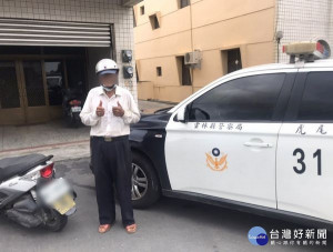 褒忠所警員獲報轄區有一名老翁於街頭徘徊，員警立即趕赴現場予以適當協助，幫助疑似患有失智的老翁平安返家。