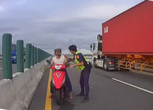 一名迷糊老翁竟將機車逆向騎上快速道路，麥寮所員警獲報立即馳赴現場予以交管警示及協助，並安全將老翁護送返家。