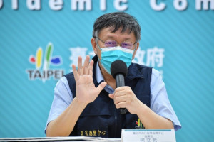 中央政府研議參照去年振興三倍券模式，規劃發放「五倍券」來刺激消費，提振經濟表現。對此，台北市長柯文哲11日認為應先做好紓困，並質疑在還沒完全解封的情況下，發美食券、振興券有用嗎？（圖／台北市府秘書處媒體事務組）