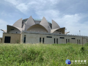 

大安媽祖觀光園區「海豚十方朝拜」基座業已竣工，因媽祖神像雕像工程延宕，致觀光事業停頓，地方期望用石雕打造大甲媽祖造型神像，以符合地方觀光及信仰。（記者陳榮昌攝）
