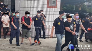 警方逮捕賴姓兄弟等11人／陳致愷翻攝