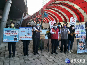 桃園市鄭市長及警察局長陳國進並親自蒞臨桃園展演中心施打站慰問

