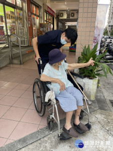 92歲老婦散步迷途，巡邏員警協助返家