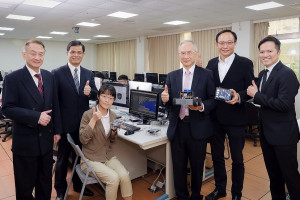 中原大學打造全台首創AI機器人5G專網實驗室。中原大學前校長張光正、桃園市政府副秘書長邱俊銘、鴻海科技集團副總裁呂芳銘、凌華科技董事長劉鈞(左起)等人與學生合影。