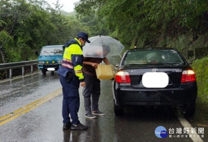 汽油用罄車輛熄火，暖警獲報提油救援。