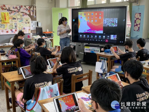 分流授課教育訓練，讓各級學校開學一個月內完成分流授課演練，為未來疫情可能變化做足準備，隨時上場