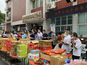 大甲警分局遵循民俗傳統節慶，舉辦中元普渡祭祀，分局長李建興率領全體幹部祈求轄區治安及交通平安順遂。（記者陳榮昌攝）
