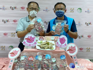 

大安區養豬達人邱國浴採用益生菌調配飼料養豬，優質豬肉不但價格拍責偏高，製肉品加工更受消費者所喜愛。（記者陳榮昌攝）