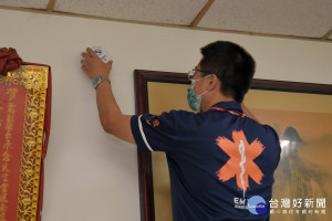 消防局在南投市住戶裝住警器。（消防局提供）